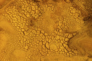 Güneş ışığı, Rio Tinto bölgesindeki kuru ve çatlamış kil toprağın üzerine sıcak bir ışık saçıyor.