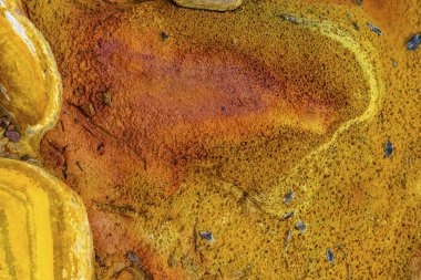 Toprağın çarpıcı katmanları ve Rio Tinto 'nun çatlak zemininde canlı bir kırmızı su çizgisi.