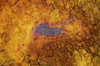 Güneş ışığı, Rio Tinto bölgesindeki kuru ve çatlamış kil toprağın üzerine sıcak bir ışık saçıyor.