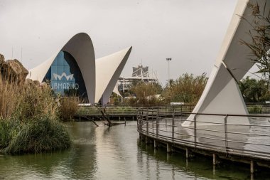 İspanya 'nın Valencia şehrinde yağmurlu bir günde Avrupa' nın en büyük akvaryumu olan okyanus sisteminin çarpıcı modern mimarisi