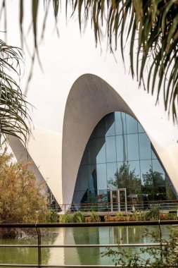 İspanya 'nın Valencia şehrinde yağmurlu bir günde Avrupa' nın en büyük akvaryumu olan okyanus sisteminin çarpıcı modern mimarisi