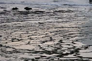 Portekiz 'in Vila Nova de Milfontes şehrinde oluşan karmaşık gelgit desenleri ve kum desenleri. Kıyı kuvvetlerinin eşsiz ve doğal tasarımı.