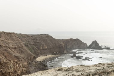 Portekiz 'in Cabo San Vicente şehrinde engebeli uçurumlar ve kayalık bir kıyı şeridi bulunan dramatik bir kıyı manzarası..