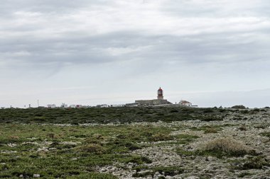Portekiz 'deki Cabo de Sao Vicente' nin kayalık uçurumlarına tünemiş ikonik Saint Vincent Deniz Feneri.