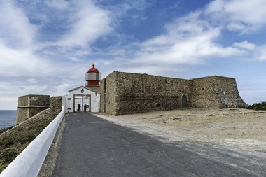 Portekiz 'deki Cabo de Sao Vicente' nin kayalık uçurumlarına tünemiş ikonik Saint Vincent Deniz Feneri.