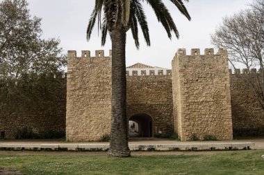 Portekiz, Lagos 'taki Valiler Kalesi' nin tarihi taş duvarlarını ve siperlerini gösteriyor. Bu antik takviye bölgede önemli bir dönüm noktasıdır..