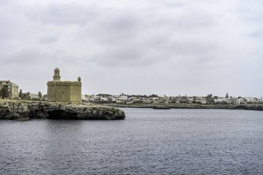 Menorca 'daki tarihi San Nicolas Şatosu manzaralı.