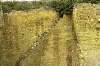 İspanya 'nın Menorca kentindeki Lithica Pedreres de s' Hostal 'daki antik taş ocaklarının büyüleyici manzarası etkileyici taş yapıları ve doğal yeşillikleri gözler önüne seriyor..