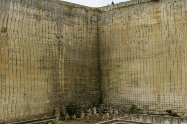 İspanya 'nın Menorca kentindeki Lithica Pedreres de s' Hostal 'daki karmaşık taş oyma ve yapılarının nefes kesici görüntüsü, taş ocağının tarihi ve sanatsal önemini gözler önüne seriyor..