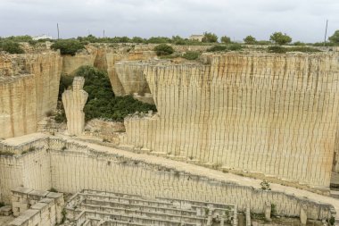 İspanya 'nın Menorca kentindeki Lithica Pedreres de s' Hostal 'daki antik taş ocaklarının büyüleyici manzarası etkileyici taş yapıları ve doğal yeşillikleri gözler önüne seriyor..