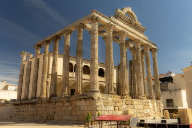 İspanya 'nın Merida kentindeki antik Roma tapınağı olan Diana Tapınağı' nın sütunlarını ve yapısını açık mavi gökyüzüne karşı iyi korumuştur..