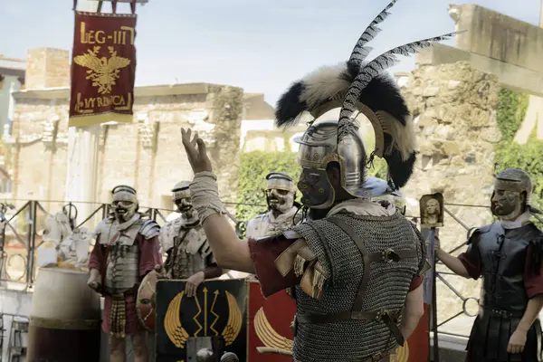 İspanya 'nın Merida kentindeki Roma Forumunda Romalı lejyonerler gibi giyinmiş coşkulu canlandırmacılar sahne alacak. Detaylı kostümler ve tarihi mekan antik Roma askeri yaşamını günümüze getirdi..