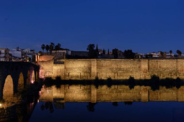 İspanya 'nın Merida kentindeki Guadiana Nehri üzerindeki antik Roma köprüsü alacakaranlıkta güzelce aydınlatıldı..