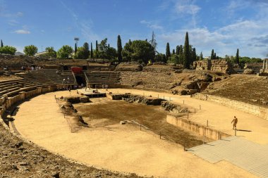 Ziyaretçiler bir zamanlar gladyatör oyunları ve halk gösterilerinin yapıldığı arenayı keşfediyorlar.