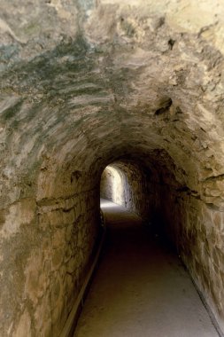 Geçitte karmaşık taş işçiliği yer alıyor ve arenaya çıkıyor. Bu antik yapının olağanüstü mimarisi ve tarihi önemi gözler önüne seriliyor..