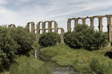 İspanya 'nın Merida kentindeki Roma Mucizeler Aqueduct' u yemyeşil yemyeşil ortamda dimdik ayakta duruyor. Roma mühendisliğinin ihtişamını gösteren antik bir mucize..