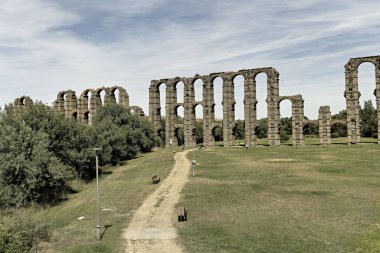 İspanya 'nın Merida kentindeki Roma Mucizeler Aqueduct' u yemyeşil yemyeşil ortamda dimdik ayakta duruyor. Roma mühendisliğinin ihtişamını gösteren antik bir mucize..