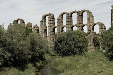 İspanya 'nın Merida kentindeki Roma Mucizeler Aqueduct' u yemyeşil yemyeşil ortamda dimdik ayakta duruyor. Roma mühendisliğinin ihtişamını gösteren antik bir mucize..