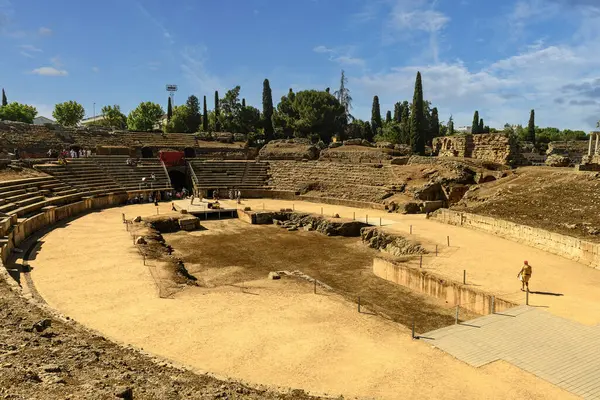 Ziyaretçiler bir zamanlar gladyatör oyunları ve halk gösterilerinin yapıldığı arenayı keşfediyorlar.