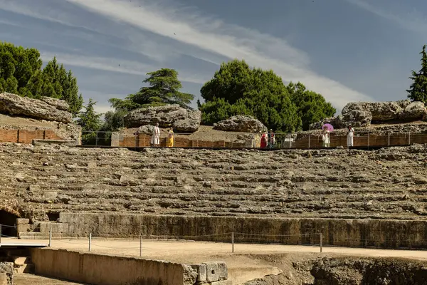 Ziyaretçiler bir zamanlar gladyatör oyunları ve halk gösterilerinin yapıldığı arenayı keşfediyorlar.
