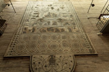 Merida Müzesi 'nde sergilenen büyük, ayrıntılı bir Roma mozaiğinde antik Roma kültüründen karmaşık tasarımlar ve tarihi sahneler sergilendi..