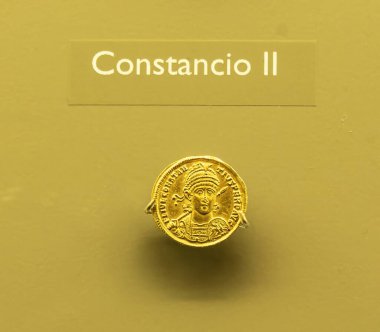 Roma İmparatoru 2. Constantius 'un detaylı altın sikkesi. Para, antik Roma zanaatı ve İmparator 'un portresini sergiliyor..
