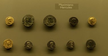 İmparator Maximianus Herculius 'un yer aldığı antik Roma sikkelerinin sergilenmesi. Bir müzede sergilenen bu koleksiyon, Roma İmparatorluğu 'nun numismatik mirasını resmediyor..