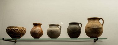 Çeşitli şekil ve boyutlarda sergilenen antik Roma seramik kavanozları. Bu eserler, günlük yaşamda Roma çömlekçiliğinin işçiliğini ve faydasını vurguluyor..