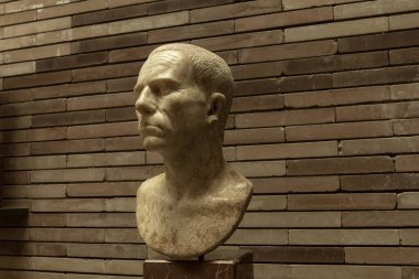 Merida 'daki Ulusal Roma Sanat Müzesi' nde sergilenen antik Romalı bir adamın mermer büstü. Heykel, Romalı sanatçıların ayrıntılı işçiliğini vurguluyor.