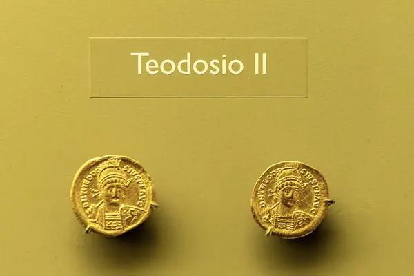 stock image Ancient Roman gold coins depicting Emperor Theodosius II, displayed at the Merida Museum in Spain. Showcasing intricate imperial portraiture and historical numismatics.