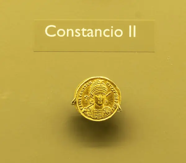 stock image Detailed gold coin featuring Constantius II, Roman Emperor. The coin showcases ancient Roman craftsmanship and the Emperor's portrait.