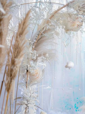 Deniz kabukları, inciler ve yumuşak elementlerin yer aldığı ruhani okyanus temalı dekorasyon rüya gibi bir kıyı ortamı yaratıyor..