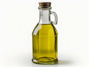 Altın zeytinyağıyla dolu temiz cam şişe, beyaz arka planda izole edilmiş..