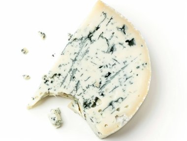 Mavi peynir çarkının iki dilimi kesilmiş, kremsi dokusu ve mavi damarları sergileniyor..