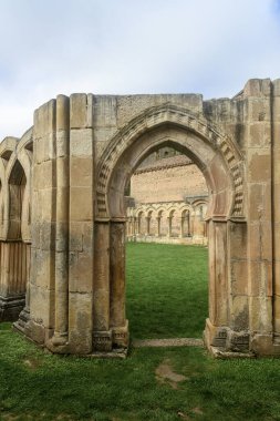 San Juan de Duero Manastırı 'nın güzel taş manastırı. Çimenli avluyu çevreleyen karmaşık kemerlerle huzurlu bir ortam..