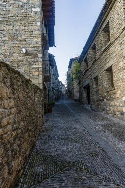 İspanya 'nın orta çağ köyü Ainsa' da tarihi taş binalarla kaplı Picturesque kaldırım taşı caddesi.