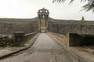 İspanya, Huesca 'daki Jaca Kalesi' nin ana giriş kapısı..