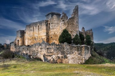 Ucero Tapınağı 'nın yıkıntıları, dramatik manzaralı bir tepenin üzerinde duran bir ortaçağ kalesi..