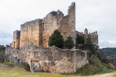 Ucero Tapınağı 'nın yıkıntıları, dramatik manzaralı bir tepenin üzerinde duran bir ortaçağ kalesi..