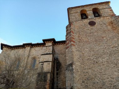 İspanya 'nın Calataazor kentindeki ortaçağ köyünün önemli bir çan kulesi ve kemerli camları olan tarihi bir taş kilise..