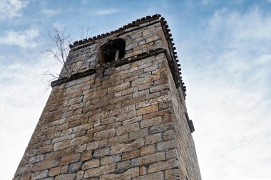 Yanguas, Soria 'daki eski taş kilisede çan kulesi, kırsal mimari ve manzaralı bir köy var..