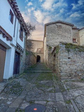 Yanguas, Soria 'daki dar kaldırımlı cadde boyunca taştan evler geleneksel İspanyol köyü mimarisini gözler önüne seriyor..