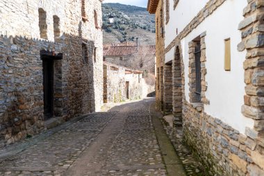 Yanguas, Soria 'daki dar kaldırımlı cadde boyunca taştan evler geleneksel İspanyol köyü mimarisini gözler önüne seriyor..
