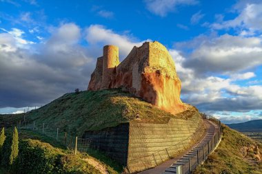 Arnedo Kalesi 'nin tarihi kalıntıları, La Rioja, İspanya, kayalık bir tepenin üzerine inşa edildi taş duvarlar ve silindirik bir kule, bulutlu bir gökyüzünün altında..