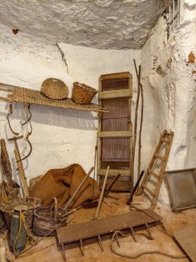 Arnedo, La Rioja, İspanya 'daki Yüz Sütun Mağarası' nın içinde antika tarım aletleri, dokuma sepetleri ve bembeyaz bir kaya odasındaki ahşap yapılar bulunur..