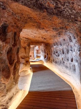 Arnedo, La Rioja, İspanya 'daki Yüz Sütun Mağarası' nda elle oyulmuş oyma oymalar, dokuma taş duvarlar ve başka bir bölüme çıkan ahşap merdivenler bulunan kaya oymalı bir oda..