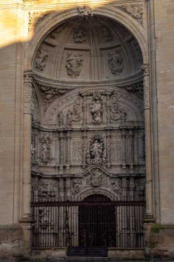 Logrono, İspanya 'da bulunan Santa Maria de la Redonda' nın entrika oyması, dini heykeller ve ayrıntılı mimari detaylar içeriyor..