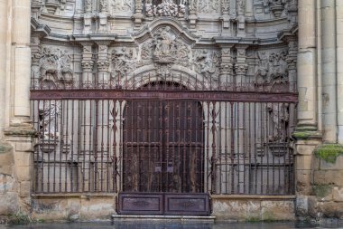 Logrono, İspanya 'da bulunan Santa Maria de la Redonda' nın entrika oyması, dini heykeller ve ayrıntılı mimari detaylar içeriyor..