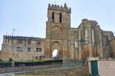 Laguardia 'daki antik taş kapı ve Gotik kilise, lav, İspanya, ortaçağ mimarisi ve tarihi cazibesine sahip..