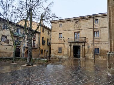 İspanya 'nın orta çağ şehri Laguardia, Alava' da ıslak bir kaldırım taşı caddesi.